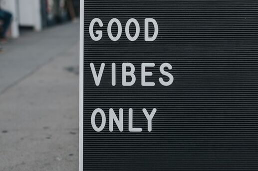 a sign that says good vibes